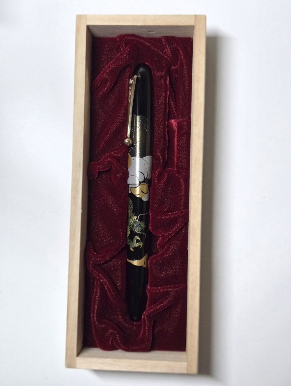 Namiki Nippon Art Dragon with Cumulus with gold trim rollerball pen